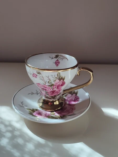 فنجان قهوة بالطبق كلاسيكي