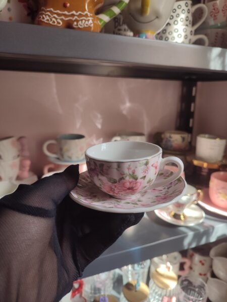 فنجان بالطبق قهوة فلوري